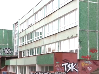 Ďalší incident v škole: 11-ročný chlapec po hádke vystúpil na parapet