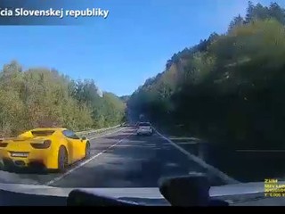 Hlavný vinník v prípade tragickej naháňačky luxusných áut na Orave už svoj trest nedostane