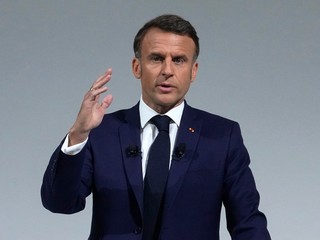 Macron vyzýva pravicu a ľavicu, aby sa spojili proti extrémnym stranám vo voľbách