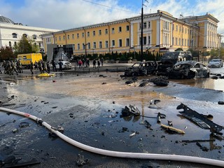 Kyjevom otriaslo dnes ráno viacero výbuchov. Vyžiadali si obete aj ranených