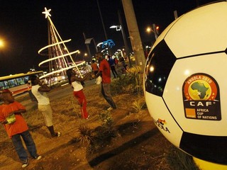 Z A-skupiny do štvrťfinále Angola a Alžírsko