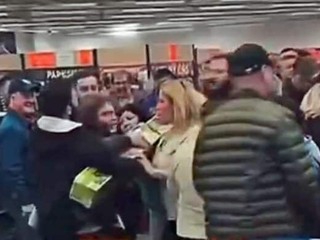 Hromadná bitka v Lidli pre lacné slnečníky. Zasiahnuť musela polícia
