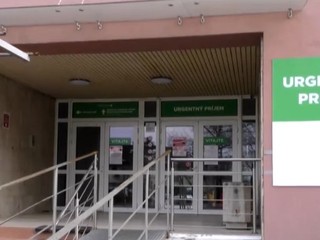 Nepredvídateľné správanie: Agresívny pacient napadol niekoľkých zdravotníkov