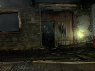 Nočný požiar zničil dom, dvaja muži unikli len o vlások