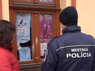 Zlodeja v Skalici okamžite chytili, ukryl sa medzi šatstvo