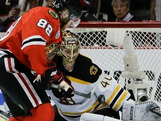 Chárov gól nestačil, Hossa s Handzušom majú mečbal