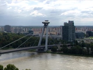 Dievča (16), ktoré spadlo z reštaurácie na Moste SNP, je v stabilizovanom stave