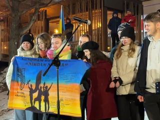 Ich odkaz zaznel až na fronte: Ukrajinskí vojaci poslali študentom z Popradu bojovú zástavu