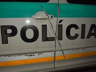 V rómskej osade napadol mladík policajtov. Totálne zdemoloval autá