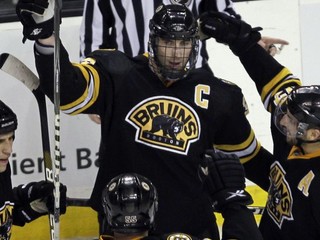 Toto v NHL ešte nebolo! Tri góly v jednom oslabení. Boston i Montreal do play off
