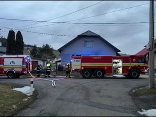 Hasiči zasahovali pri požiari domu. Jedna osoba sa nadýchala dymu