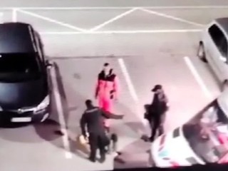 Policajt na ulici fackoval muža, ktorý spútaný sedel na zemi
