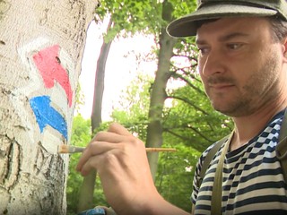 Hory sú plné turistov, značenie trás je v rukách dobrovoľníkov.  Zákon, ktorý mal upratať chaos, sa odkladá