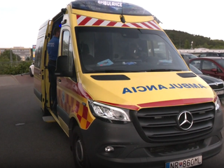 Otec nechal syna v rozhorúčenom aute a šiel na nákup. Tvrdil, že auto nechal odomknuté