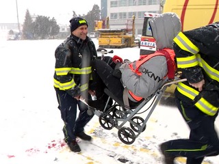 Na bratislavskom letisku nemáme plošinu. Vozíčkarov vynášajú hasiči