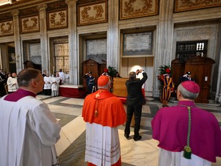 Vatikán zverejnil zábery zo súkromného obradu. Pápeža uložili do hrobky