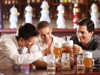 Za popíjanie alkoholu v centre Prahy pokuta 10 tisíc, odsúhlasili zastupitelia