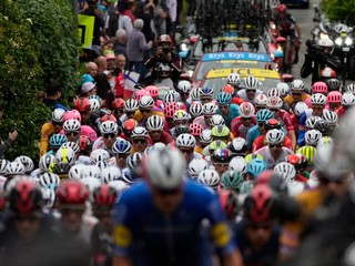 Hľadá sa fanúšička, ktorá zhodila celý pelotón blahoželaním babke a dedkovi