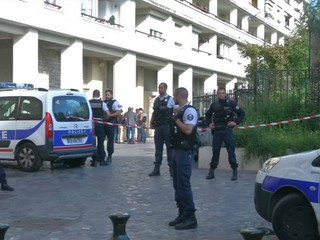 V Paríži vrazilo auto do vojakov. Hlásia šesť zranených