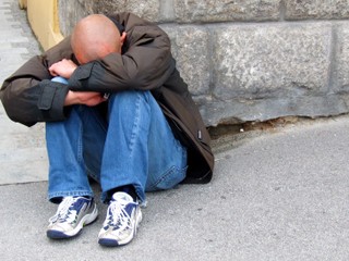 Bezdomovec mal vymeniť infúziu kamarátovi. Do rána zomrel