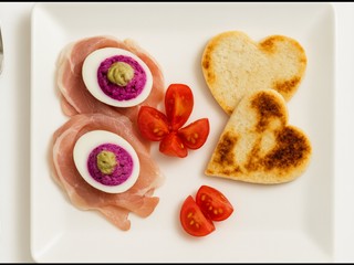Plnené vajcia s červenou repou, avokádo, jemne opečené toastové chlebíky