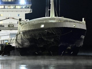 Loď zadržaná po poškodení kábla prevážala ruskú oceľ sankcionovanú EÚ