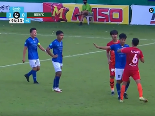 Futbalista dal brutálny knokaut súperovi: Jeho klub ho okamžite vyhodil