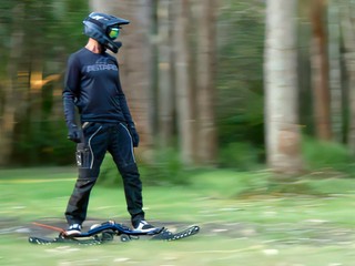 Pásový skateboard austrálskeho vynálezcu prejde čímkoľvek