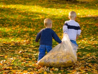 Deti si päť dní mysleli, že ich rodičia spia. Boli mŕtvi