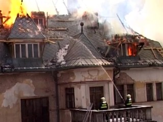 Národná kultúrna pamiatka v plameňoch.  Podľa hasičov mohol niekto podpáliť kuneradský zámok úmyselne