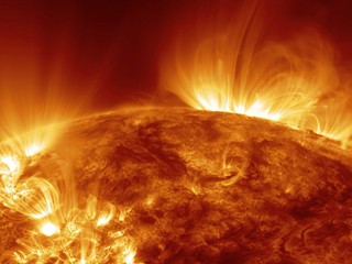 Fantastické časozberné video: Takto vyzerá jeden mesiac na Slnku