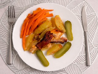 Zapekané kuracie mäso a bravčová panenka so zemiakmi, batátmi a oravskou slaninou