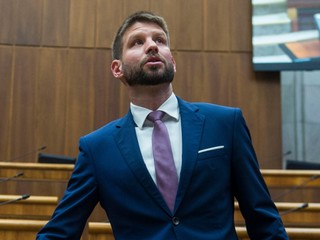 PS chce odvolávať Šutaja Eštoka hneď, ako vláda získa dôveru v parlamente