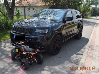 Sedemročný chlapec na štvorkolke narazil do Jeepu. Dieťa utrpelo ťažké zranenia