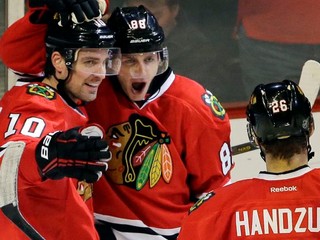 Chicago aj Boston víťazne do finále konferencií, Hossa s Handzušom po bode