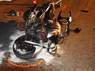 Strašná zrážka motocykla s autom: Dvoch zranených zavinilo porušenie zákona