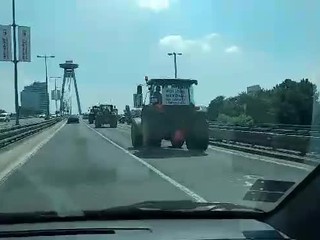 Polícia dementuje informáciu, že proti farmárom má pripravené delá