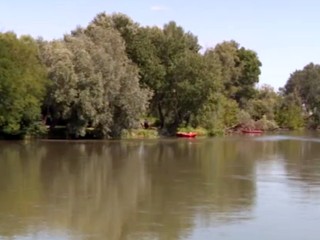 Kamaráti zachránili život mužovi, ktorý sa pošmykol na brehu