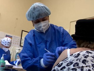 Diskusia o povinnom očkovaní proti covidu bude horúca