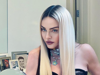 Ťažko povedať, čoho je viac na najnovších fotkách Madonny: Botoxu alebo Photoshopu?