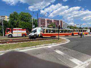 V hlavnom meste sa zrazila električka s nákladným autom