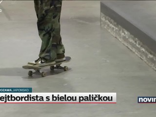 Skejtbordista s bielou paličkou