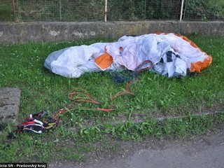 Paraglajdistovi zlyhal motor. Ak by lanko zachytil v oblasti krku, neprežil by to