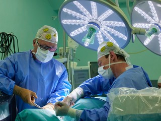 V Bratislave sa lekárom podarila unikátna operácia. Menej invazívna metóda prináša niekoľko výhod