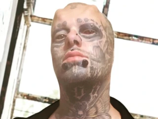 Nechal si odrezať uši, aby vyzeral ako lebka