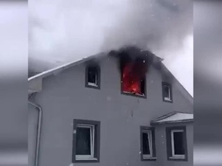 Zo zimnej rozprávky ohnivé peklo. Horel rodinný dom