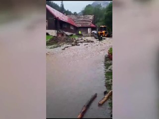 Príroda nemilosrdne vyčíňala aj na Orave. Prúd vody strhával cesty