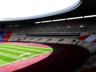 Polčasový koncert a drahšie reklamy? Futbal môže mať dlhšie prestávky