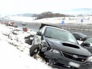 Cestoval domov a pri Prešove dostal mikrospánok, autá skončili mimo cesty