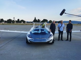 Historický míľnik: Slovák priletel z Nitry do Bratislavy  na lietajúcom aute